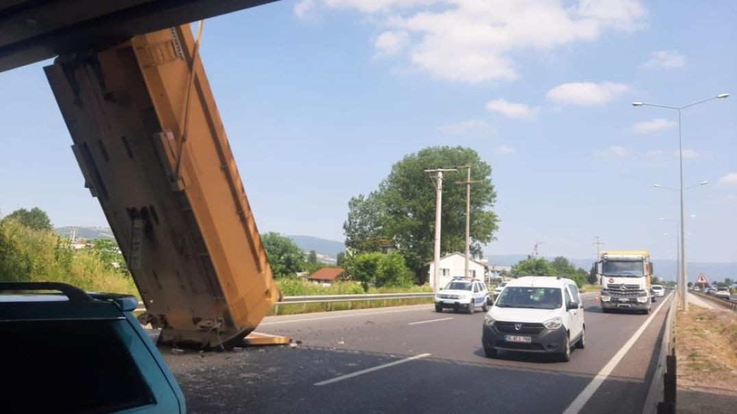 Bursa'da damperi üst geçide takılan kamyon şarampole uçtu!