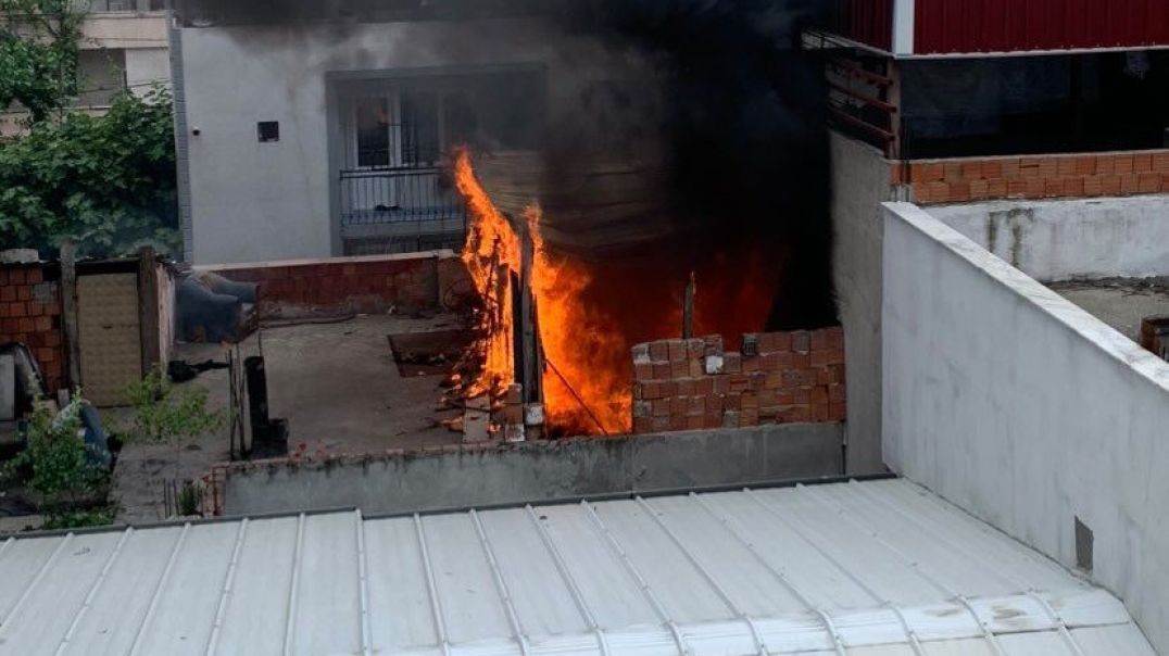 Bursa'daki apartmanın çatı katında paniğe neden olan yangın