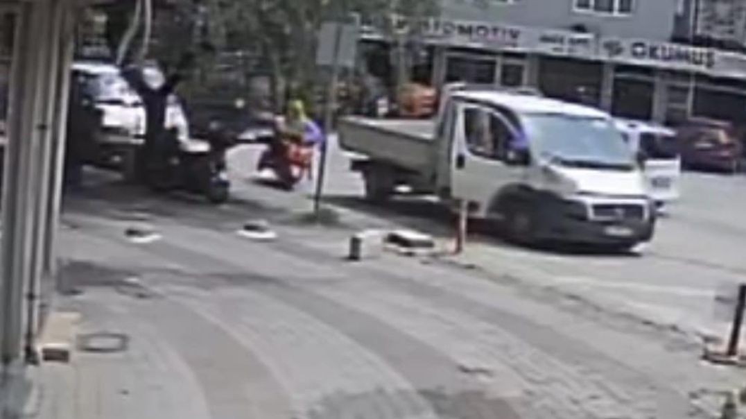 Bursa'da elektrikli bisiklette tehlikeli yolculuk kamyonetle çarpışmayla bitti: 1'i bebek 
