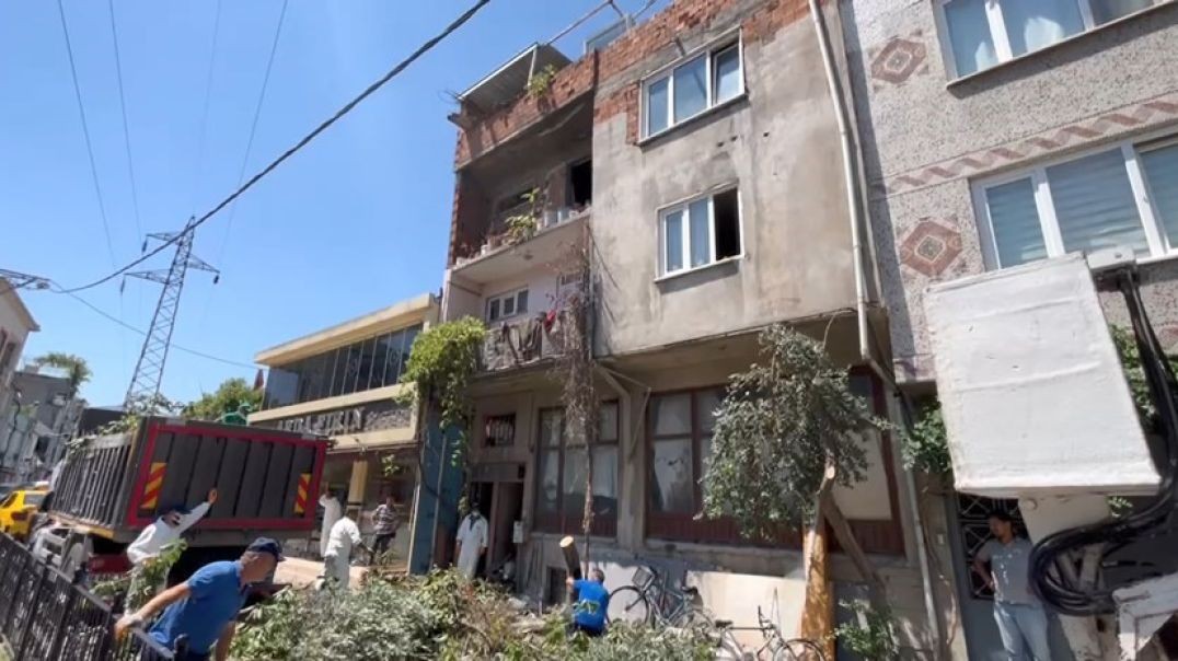Bursa'da 3 katlı binayı çöp eve çevirdi... 3 günde kamyon kamyon çöp çıktı!