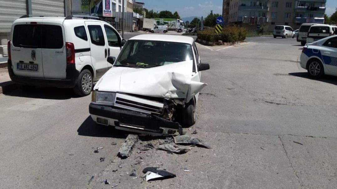 Bursa'da kafa kafaya çarpışan iki otomobilde ölüm teğet geçti!