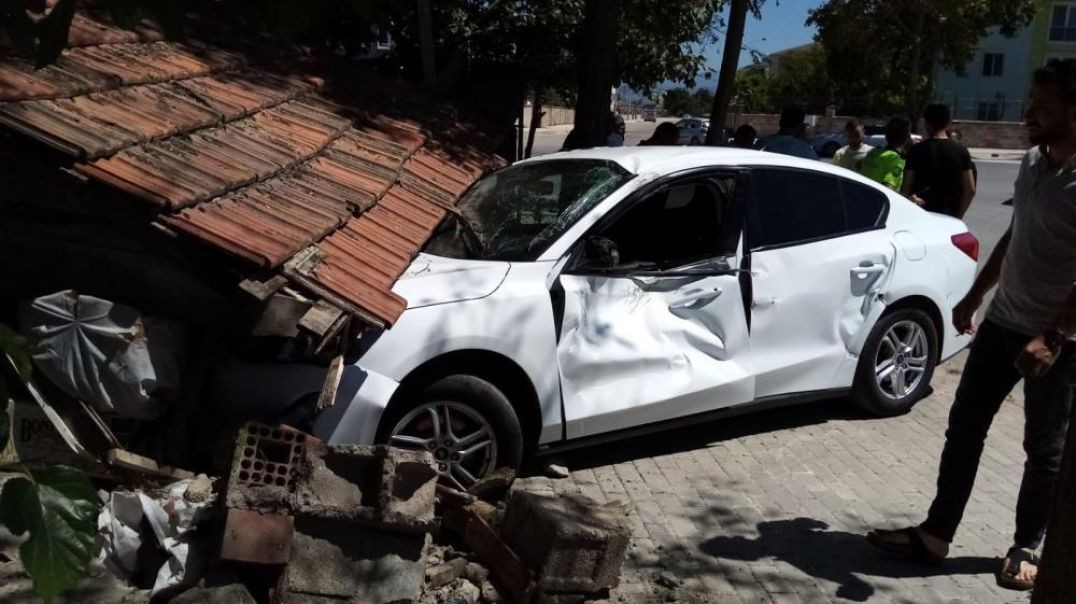 Bursa'da hızını alamayan kamyon ve otomobil bahçe duvarına girdi