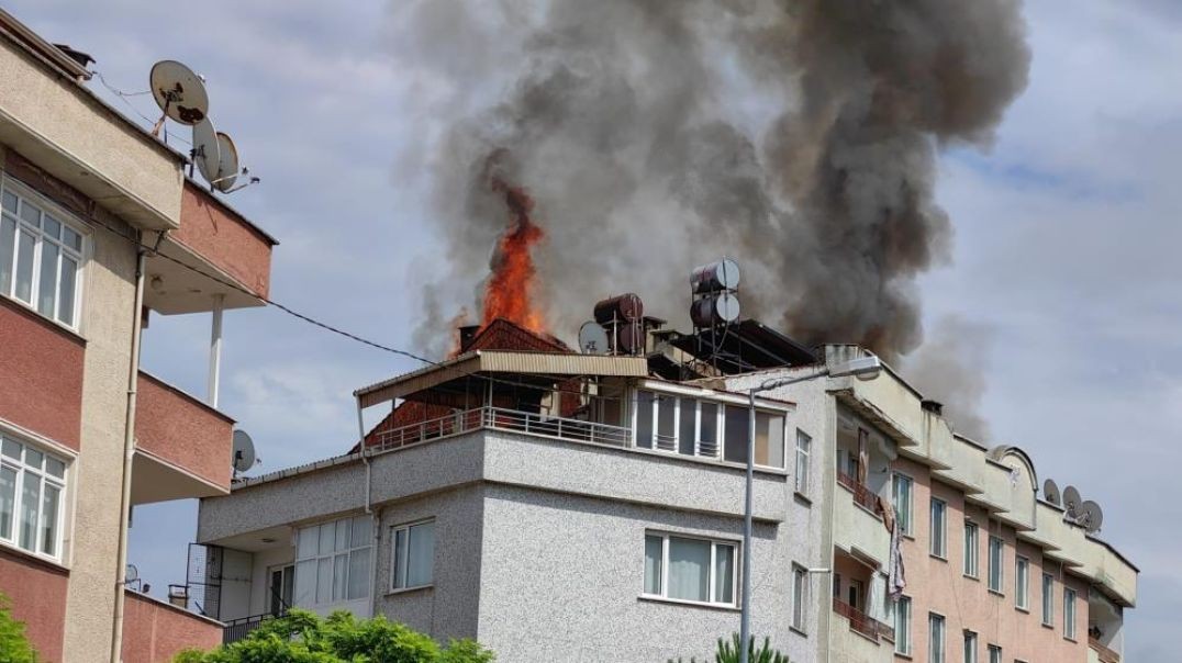 Bursa'da çatı katı cayır cayır yanmaya başladı... Panik anları kamerada!