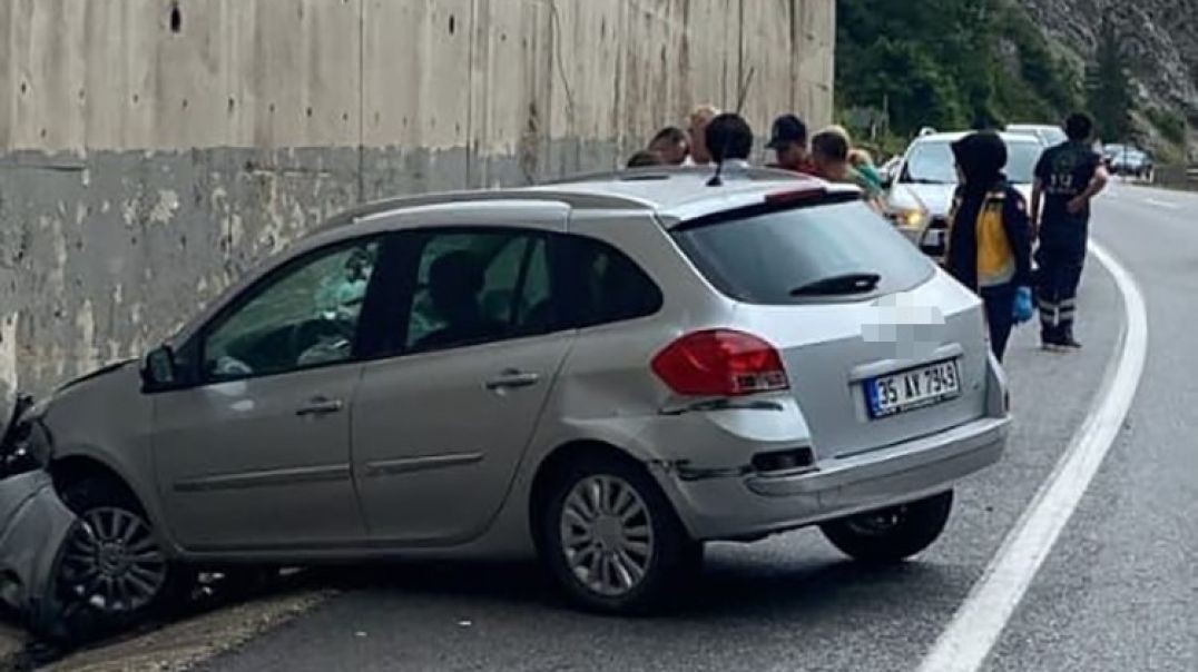 Bursa'da istinat duvarına çarpan araçta 1'i çocuk 3 kişi ölümden döndü!