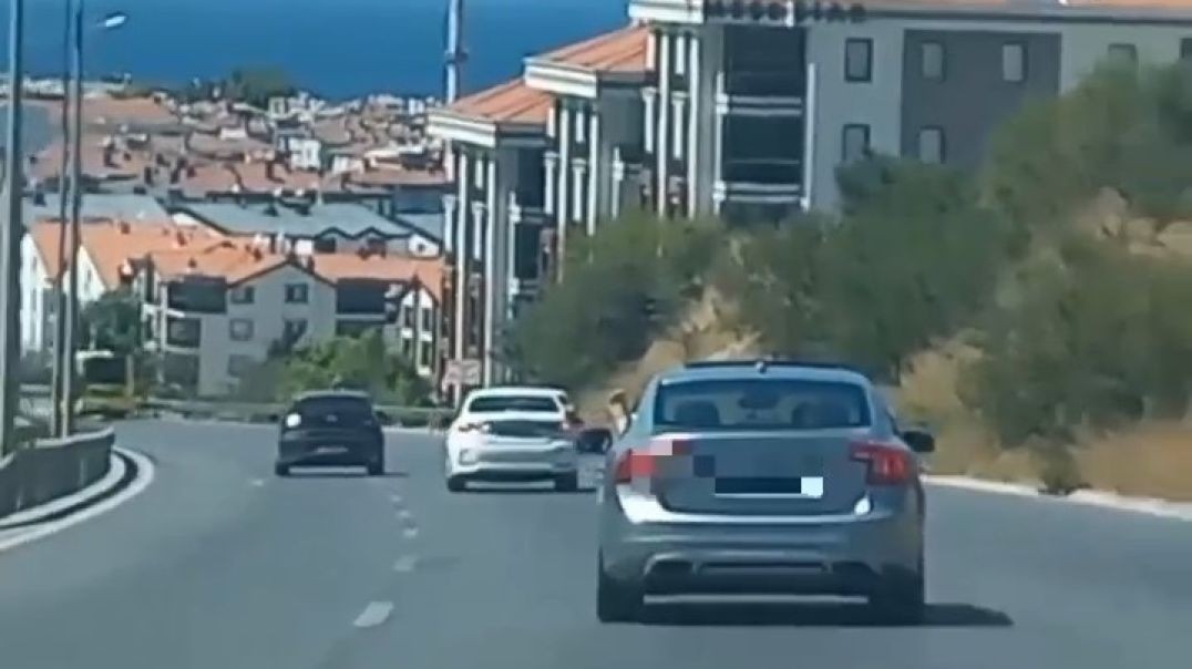 Bursa'da ayağını camdan çıkararak araba kullandı!