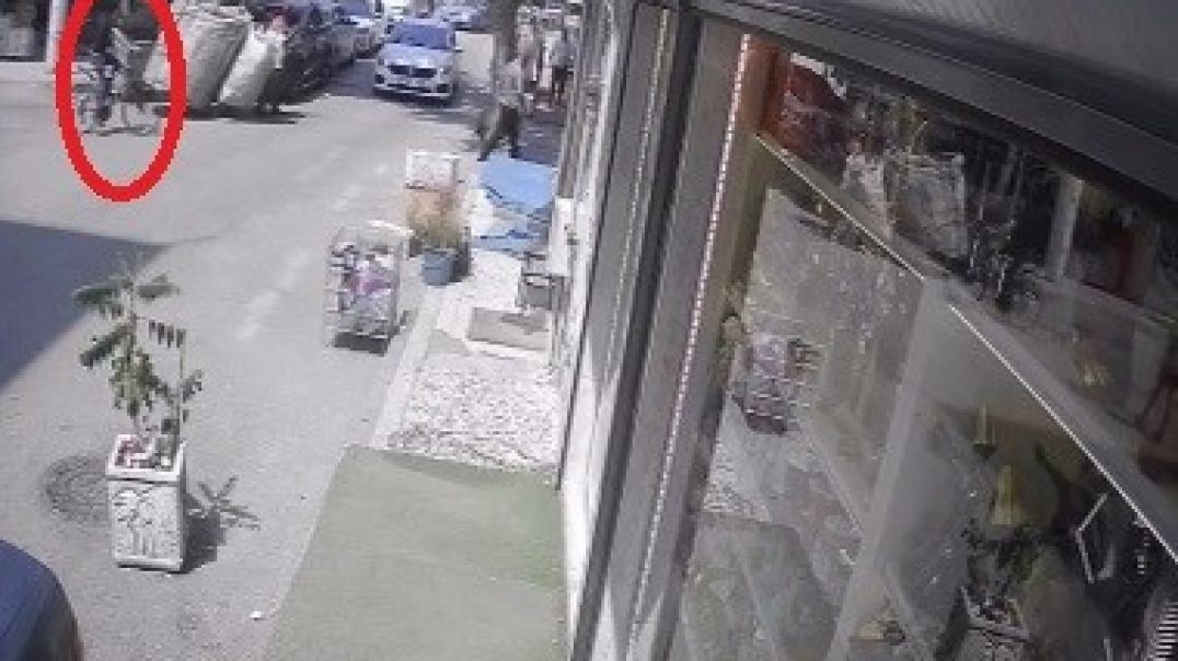 Bursa'da bisikletiyle ölümün eşiğinden döndü... O anlar kamerada!