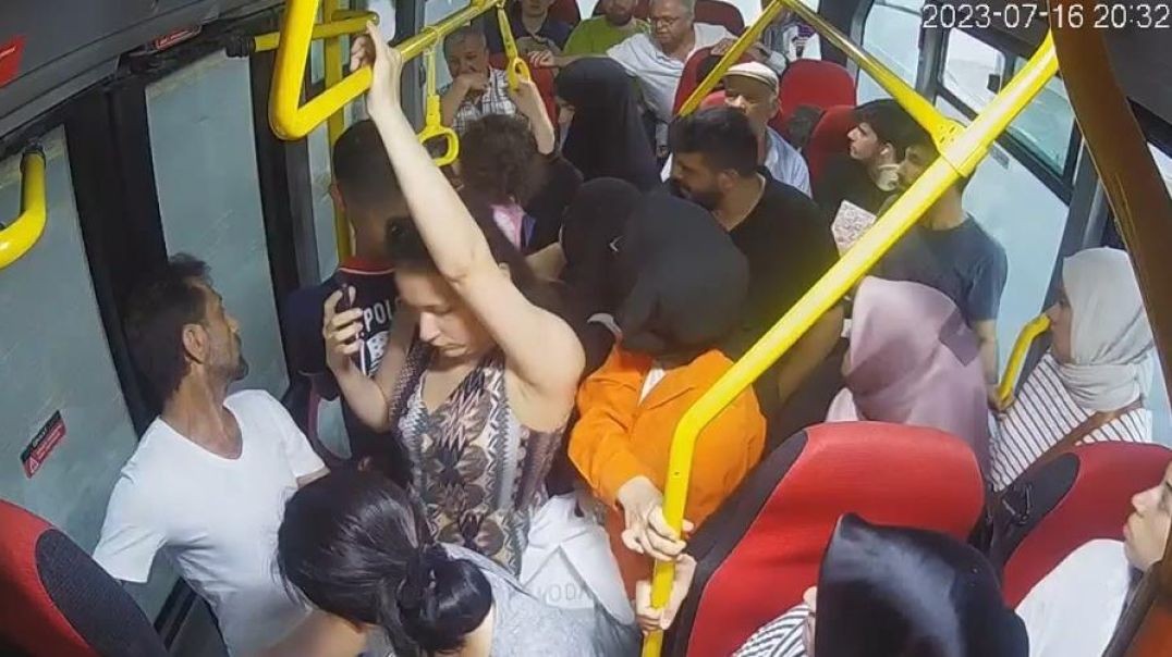 Bursa'da tesettürlü genç kıza çirkin hakaret: Çarşafın bana değiyor, tiksiniyorum!
