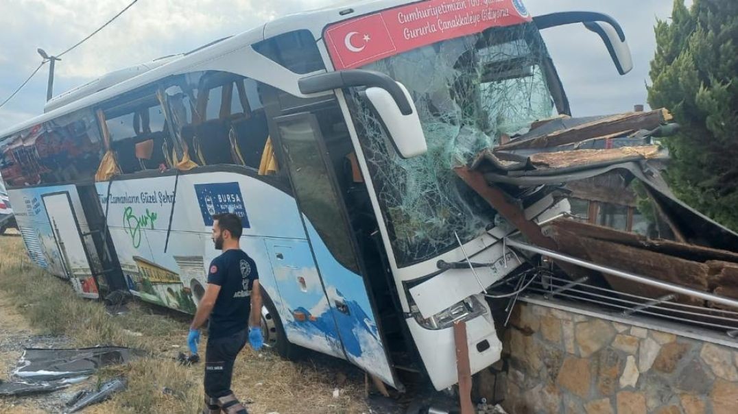 Bursa'dan Çanakkale'ye geziye giden otobüs kaza yaptı: 1 ölü, 8 yaralı!