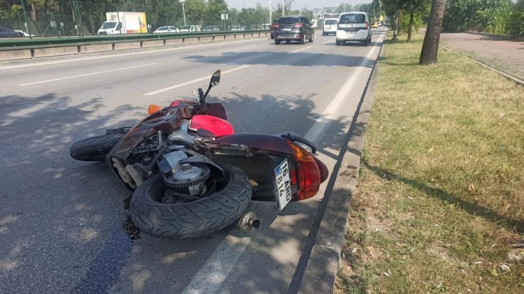 Bursa'da motosikletiyle ağaca çarpan genç 150 metre savrularak can verdi!