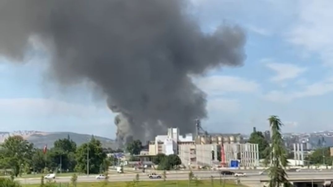 Bursa'da korkutan  fabrika yangını... Gökyüzü dumanla kaplandı!