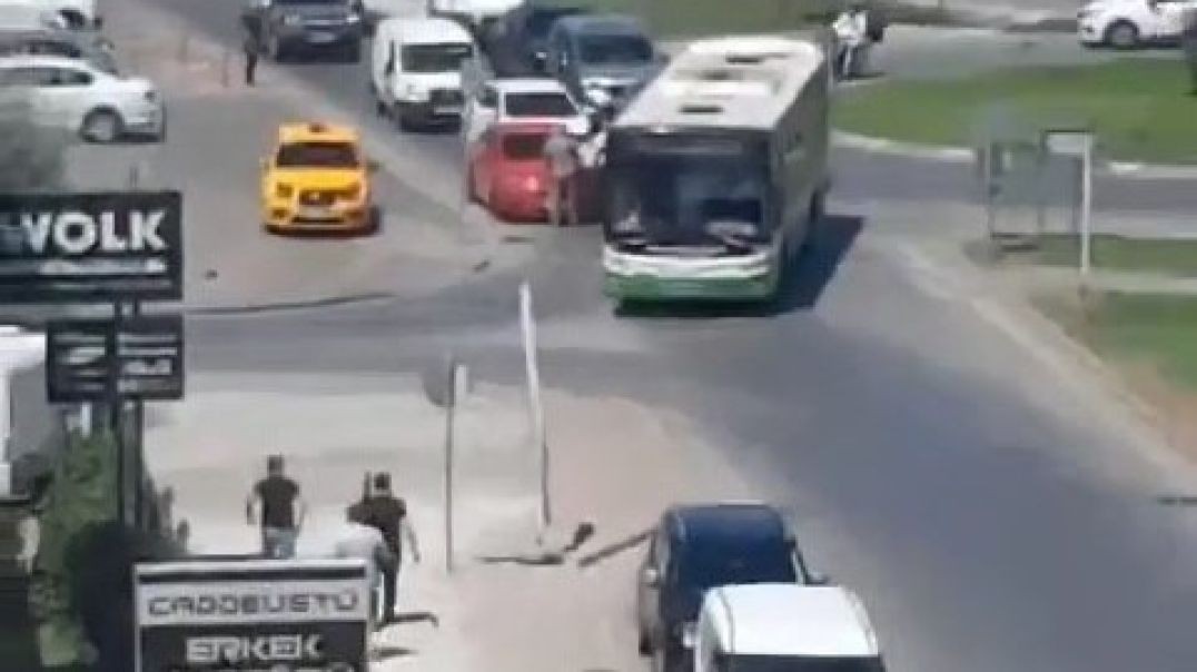 Bursa'da otomobil ile otobüs şoförü yolu paylaşamayınca yumruklar konuştu!