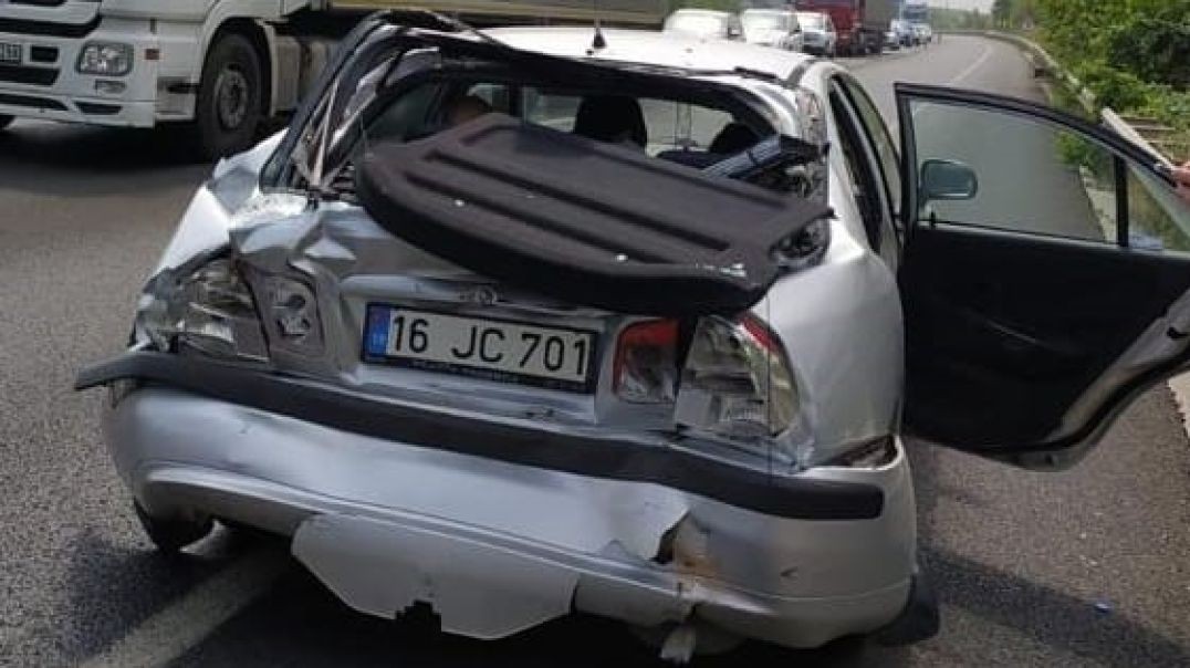 Bursa'da tırın çarptığı otomobilde ölümden döndüler: 5 yaralı!