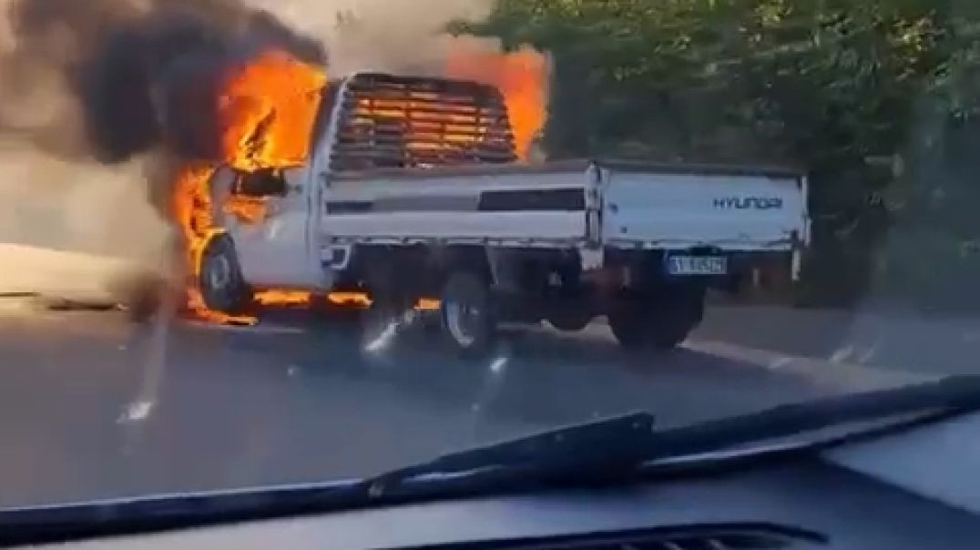 Bursa'da trafikte arızalanan kamyonet yanarak küle döndü