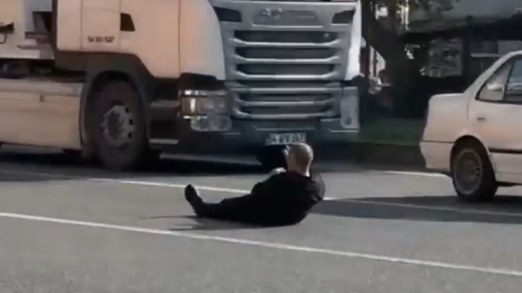 Bursa'da şaşkınlık veren olayda bir adam trafiğin ortasında yattı!