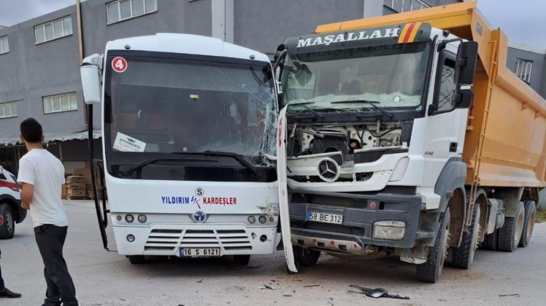 Bursa'da kamyon ile minibüs kafa kafaya çarpıştı: 1 yaralı!