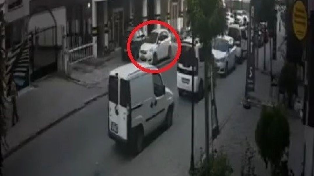 Bursa'da yola kontrolsüz çıkınca motosikletliye çarptı... Olay yerinden kaçtı!