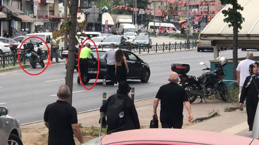 Bursa'da yolda kalan sürücünün yardımına trafik polisi koştu!