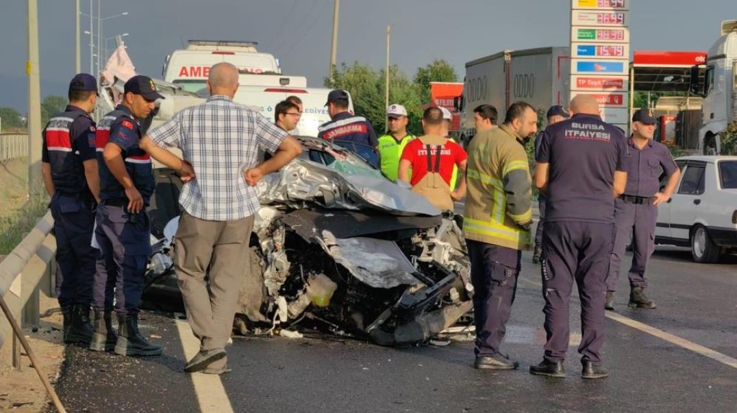 Bursa'da tıra arkadan çarpan otomobil kağıt gibi ezildi: 1 ölü, 3 yaralı!