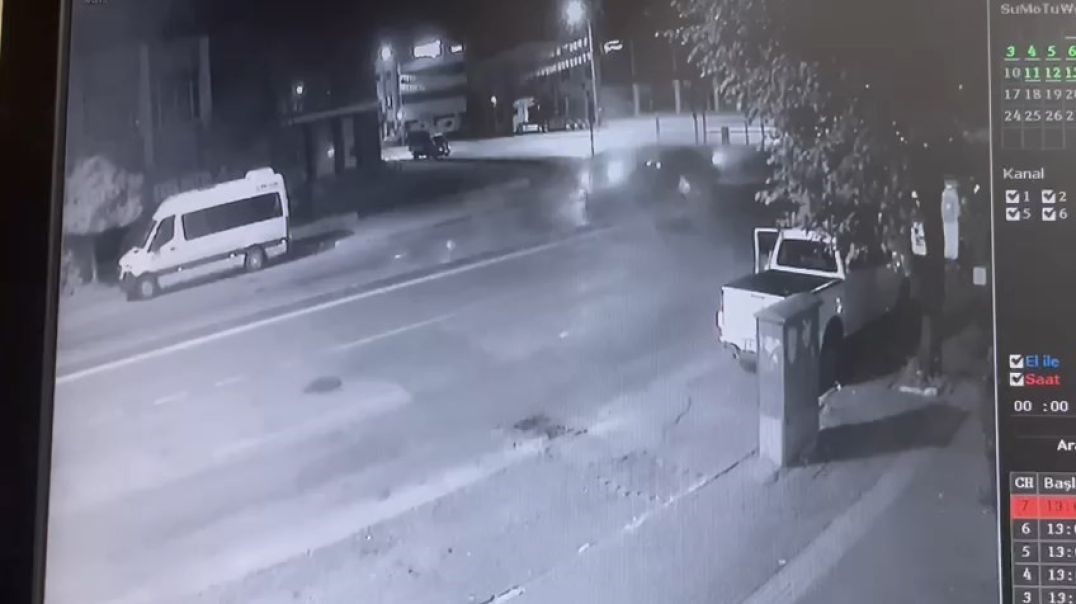 Bursa'da iki aracın kafa kafaya çarpıştığı korkunç kaza kamerada!