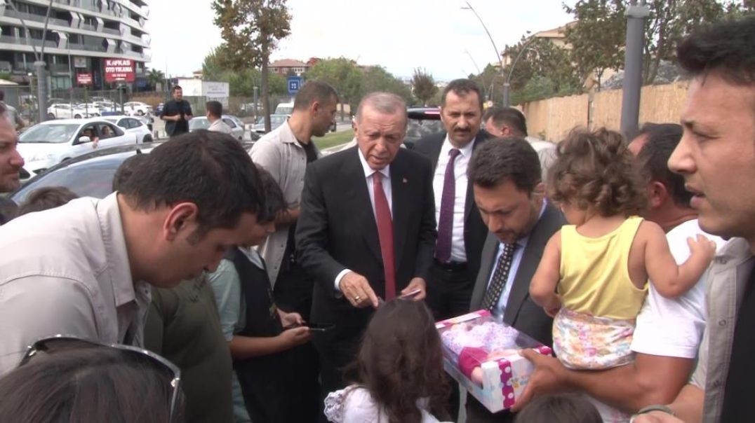Erdoğan yolda gördüğü çocuklara oyuncak ve harçlık verdi