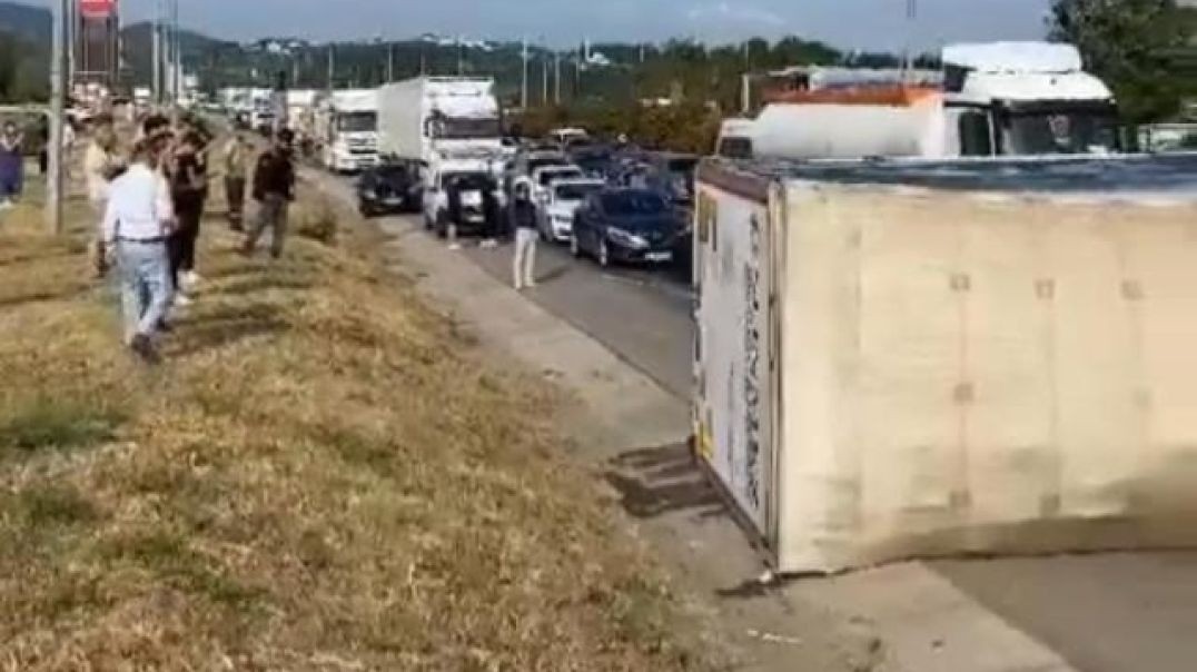 Bursa'da kontrolü kaybeden tır neredeyse felakete neden olacaktı!