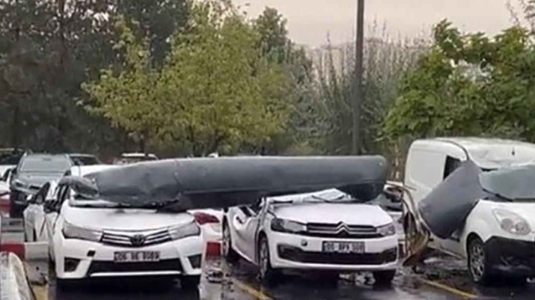 Ankara'da savaş uçağı parçası otoparka düştü!