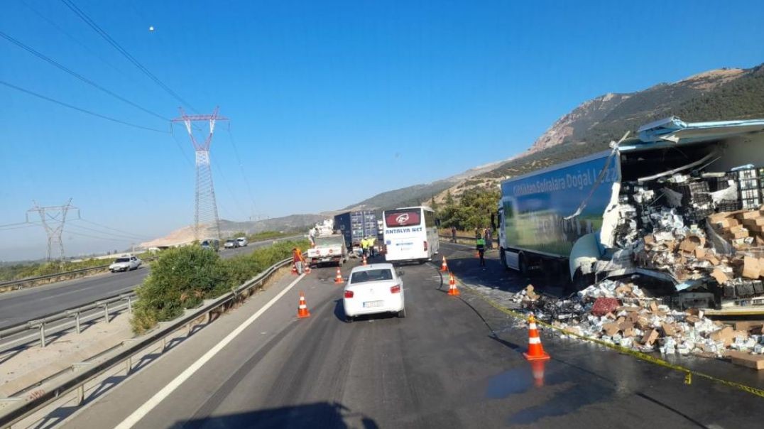 Bursa'da arızalan tıra çarpan bir başka tır feci kazaya neden oldu: 2 ölü!