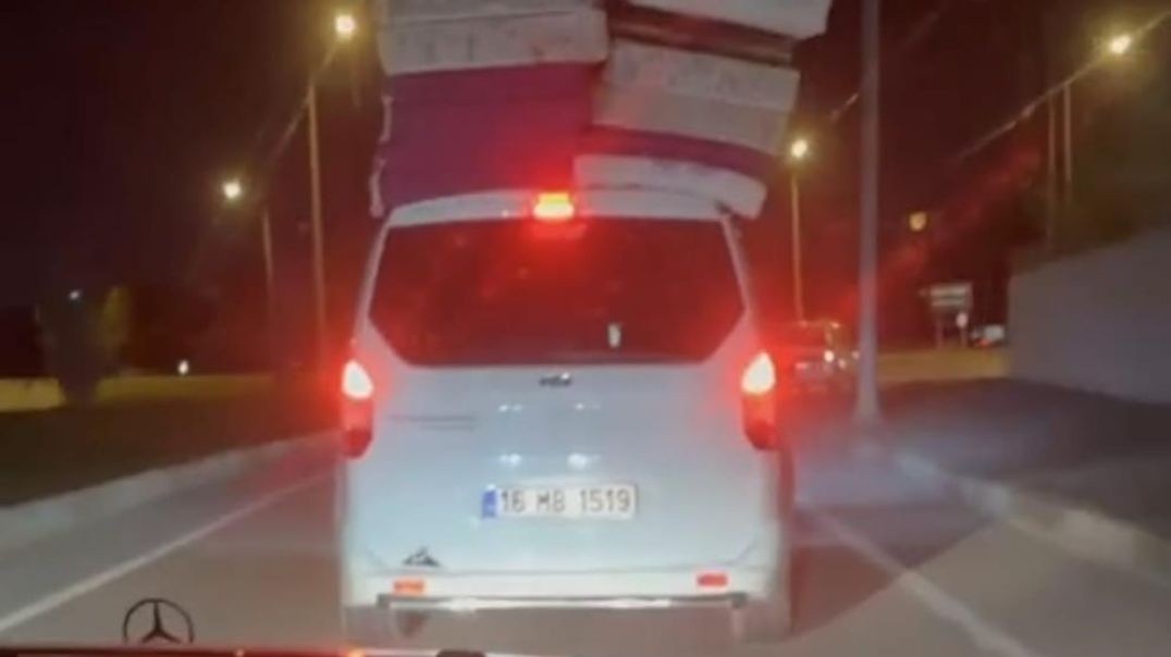Bursa'da yatakları üst üste dizip trafikte tehlike saçarak ilerledi!