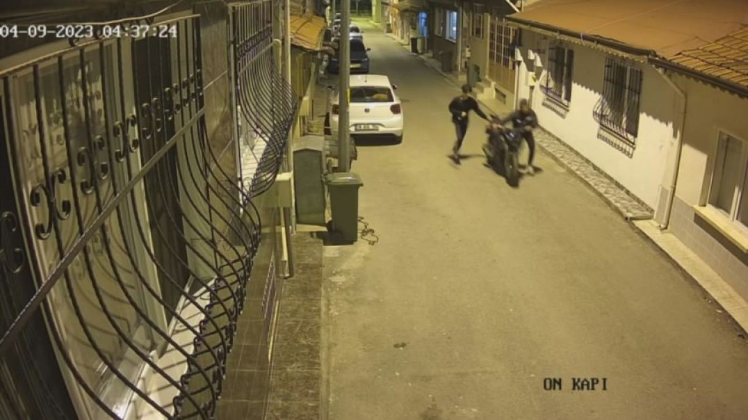 Bursa'da keşif yapan hırsızlar mağazadan beğenir gibi motosiklet çaldı