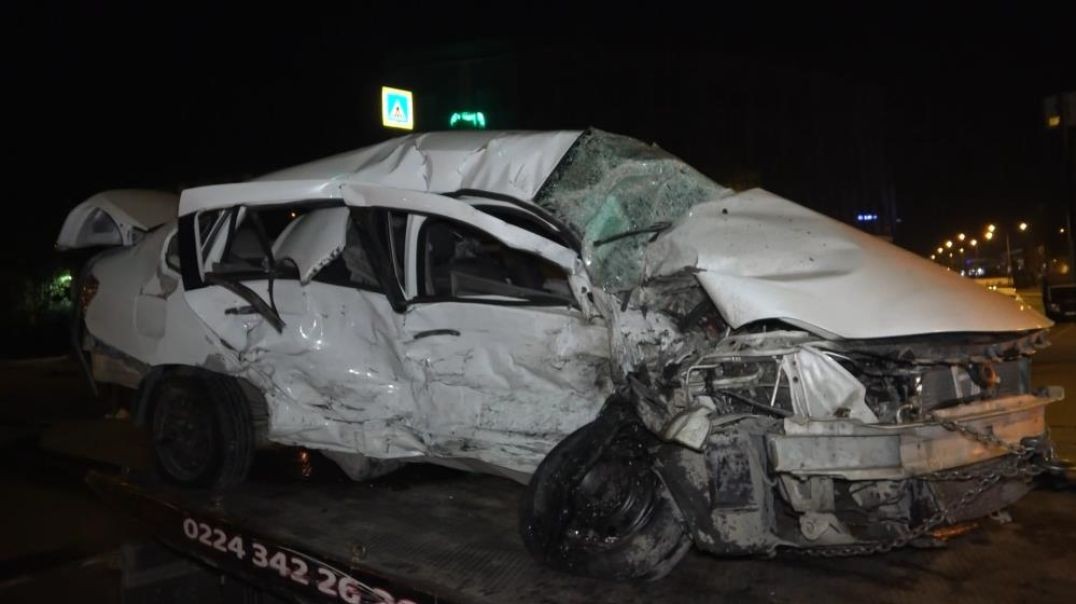 Bursa'da iki otomobil kafa kafaya feci şekilde çarpıştı: 1'i ağır 2 yaralı!
