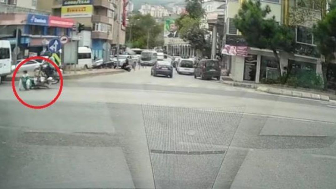Bursa'da bir anda fren yapan araca çarparak havaya savruldu!