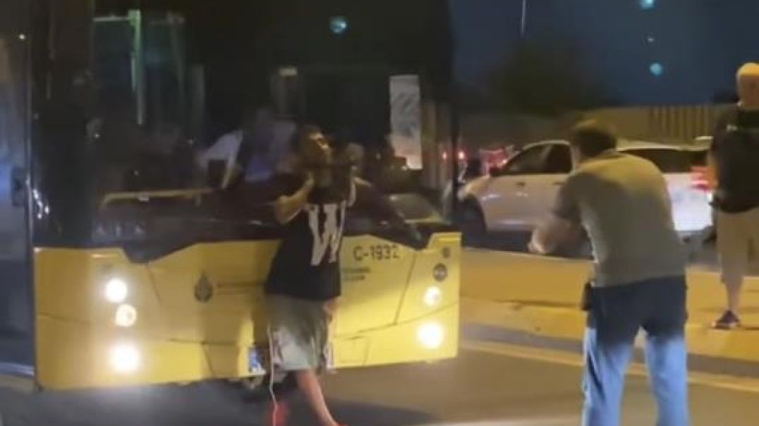İstanbul'da kesici aletlerle kendine zarar verip otobüsün önüne yattı