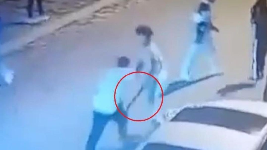 Bursa'da gençlerin kan donduran kavgası: Satır ve bıçaklarla birbirlerine girdiler!