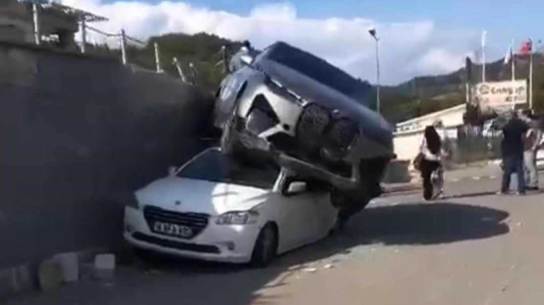 Bursa'da kontrolden çıkan lüks araç başka otomobilin üzerine düştü