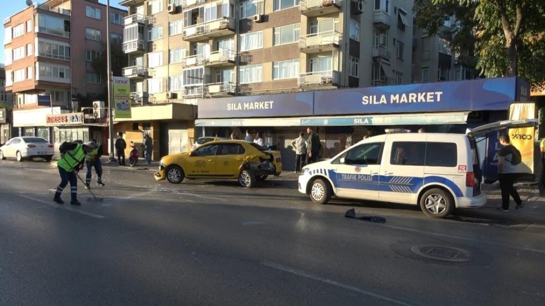 Bursa'da iki aracın çarpışmasıyla araçlardan biri markete daldı!