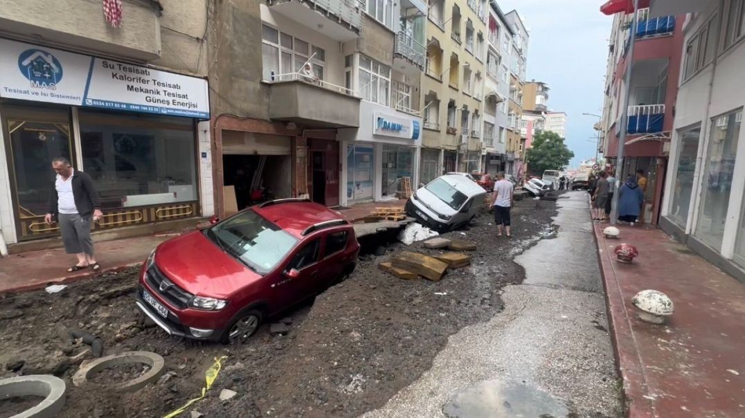 Samsun'da sel ortalığı yerle bir etti: Araçlar yarılan yola düştü!