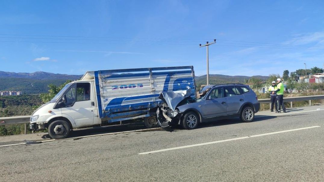 Bursa'da lüks otomobil emniyet şeridindeki kamyonete ve sürücüsüne çarptı. 2 yaralı!