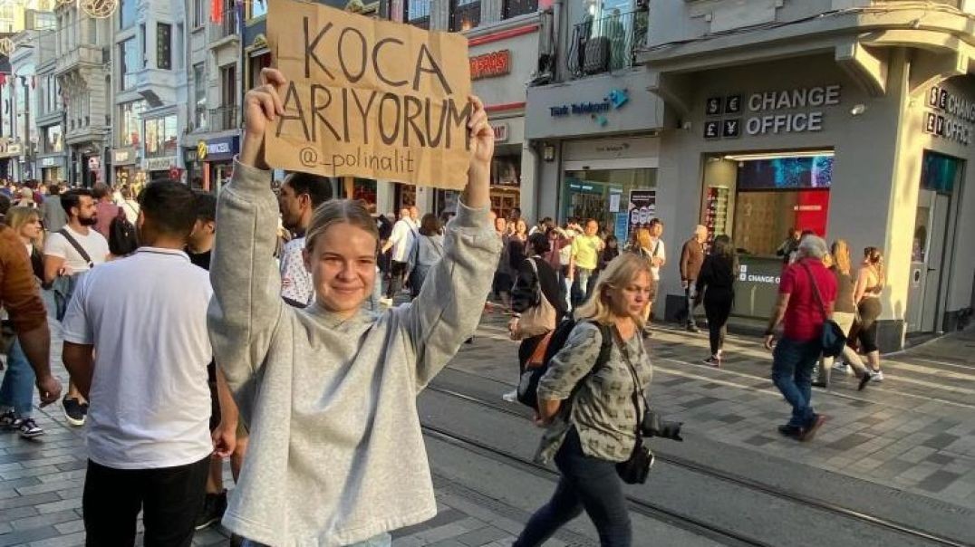 Belaruslu genç kadın Taksim'de 'Koca arıyorum' yazılı pankart açtı!
