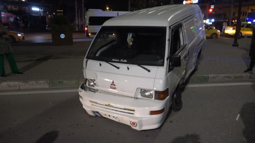 Bursa'da taksi ve yayalara çarpıp minibüsünü bırakıp kaçtı: 4 yaralı!