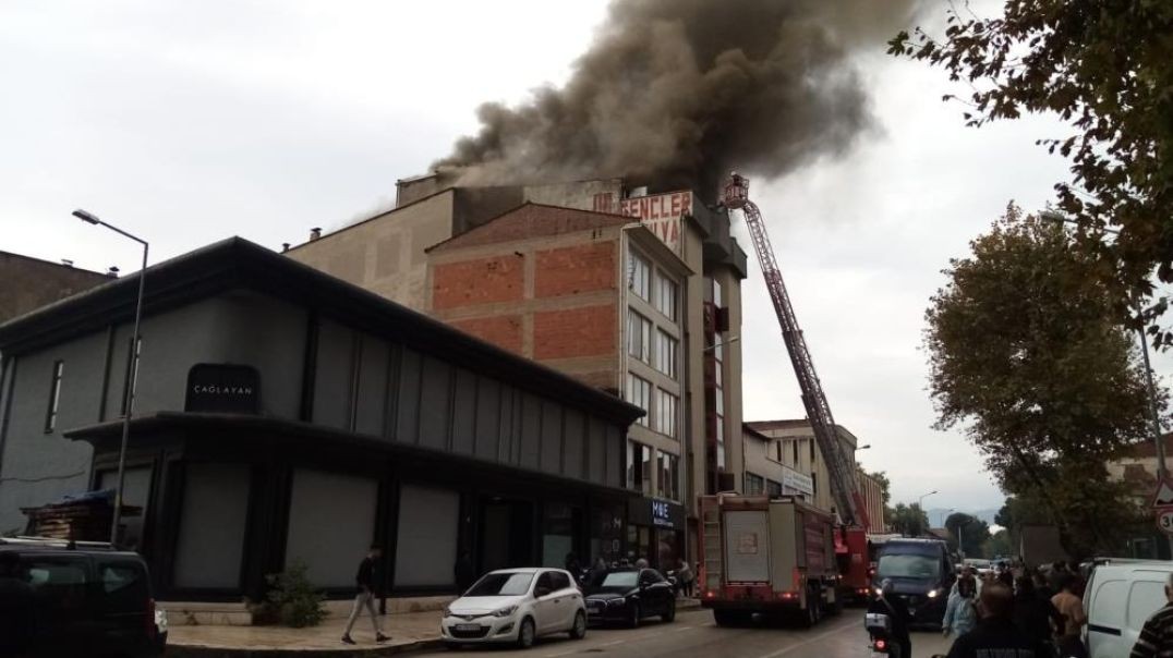 Bursa'da 5 katlı mobilya imalathanesindeki yangını büyüdü!