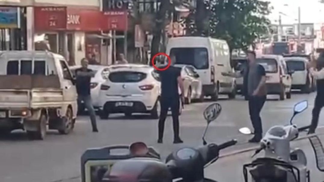 Bursa'da eline aldığı silahla etrafa tehditler savurması polisler gelinceye kadar sürdü!