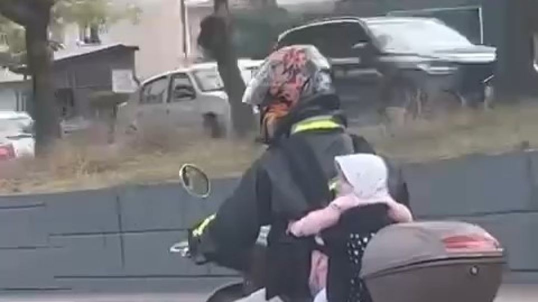 Bursa'da motosikletli sürücü bebeğinin hayatını tehlikeye atarak böyle taşıdı!