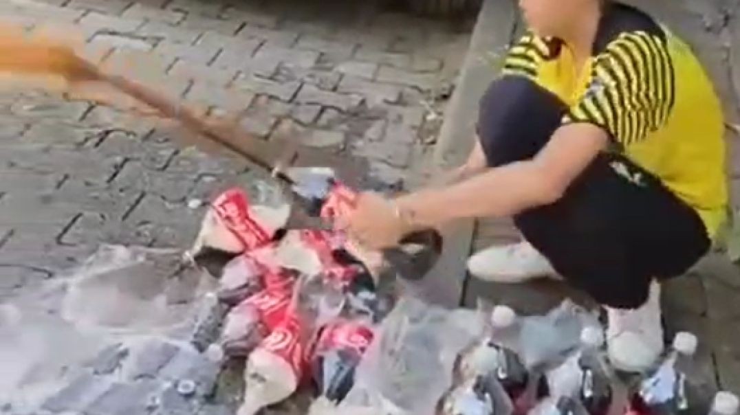 İsrail'i boykot için Coca-Cola’ları sokağa döktü
