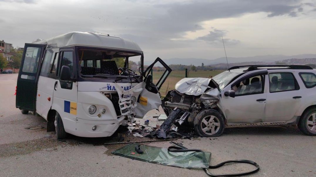 Bursa'da yolcu dolu minibüsle cip kafa kafaya çarpıştı: 11 yaralı!