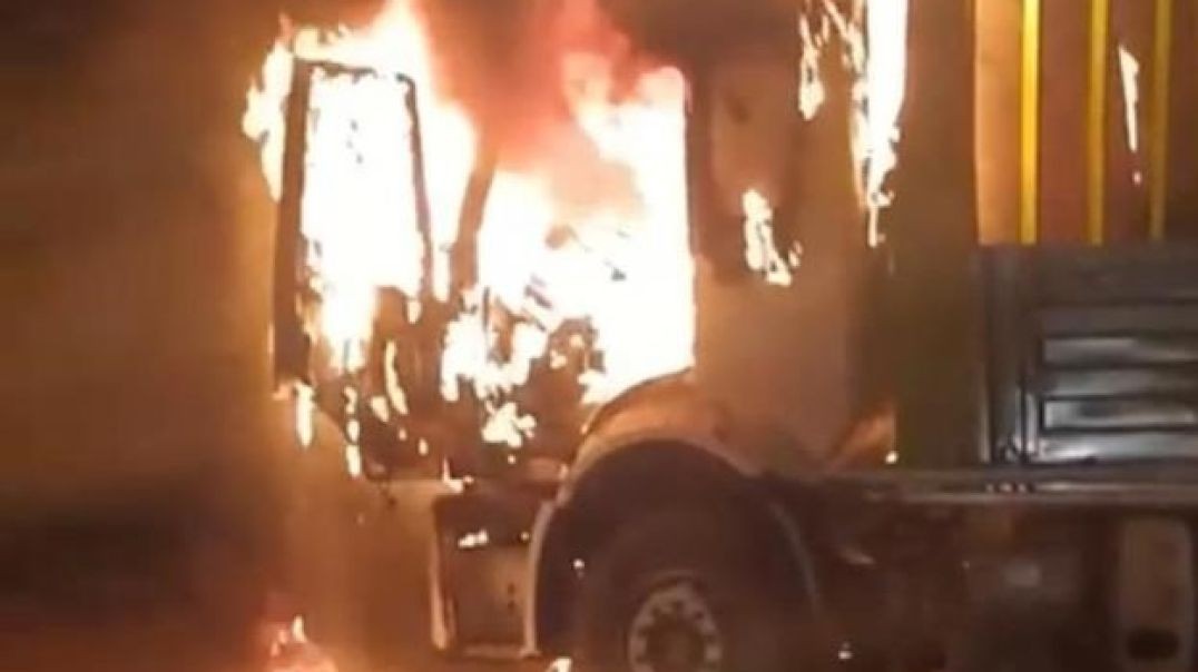 Bursa'da seyir halindeki kamyon alev alev yanarak küle döndü