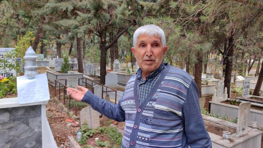 Bursa'da babasının mezarından çiçek çalan hırsıza tepki notu!