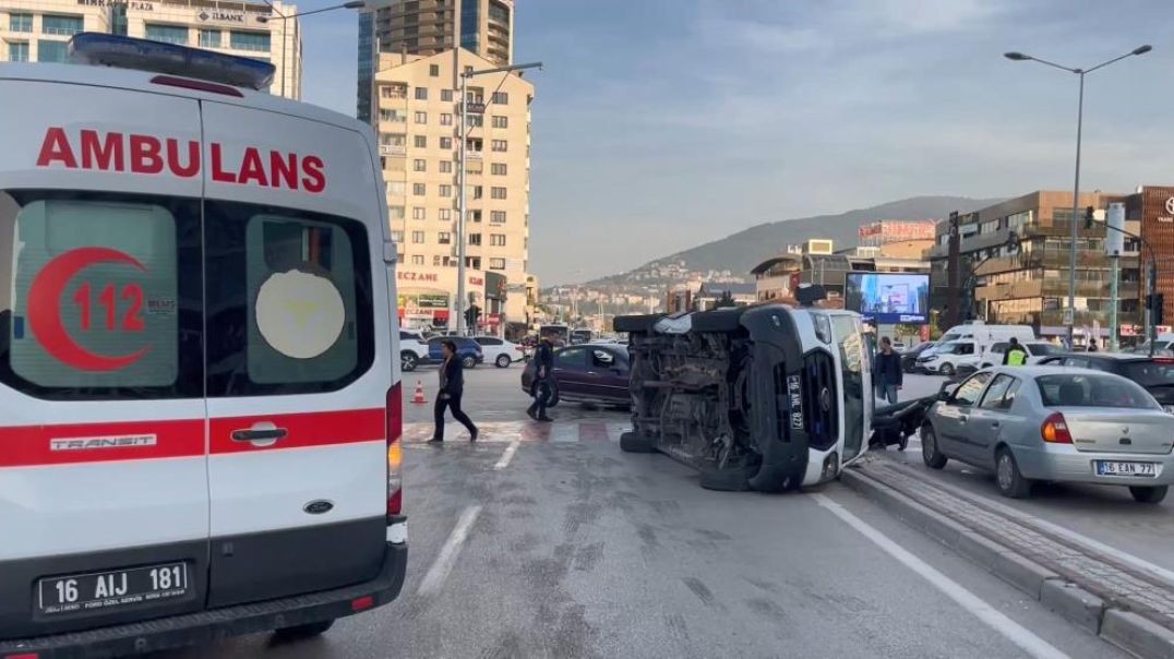 Bursa'da hastaneye yetişmeye çalışan ambulans devrildi: 3 yaralı!