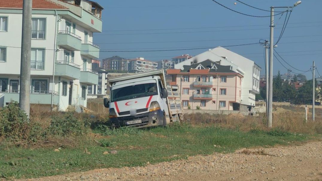 Bursa'da arızalanan kamyonetinin altında ölümden döndü