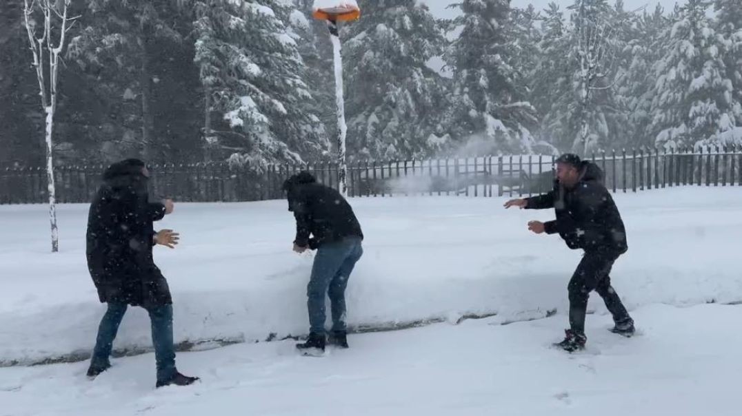 Uludağ'da kara hazırlıksız yakalananınca zıplayarak kurtulmaya çalıştılar