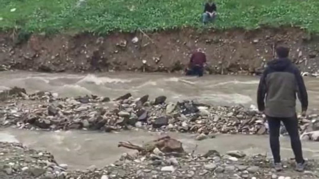 Bursa'da topunu almaya çalışan çocuk dere suyuna kapıldı